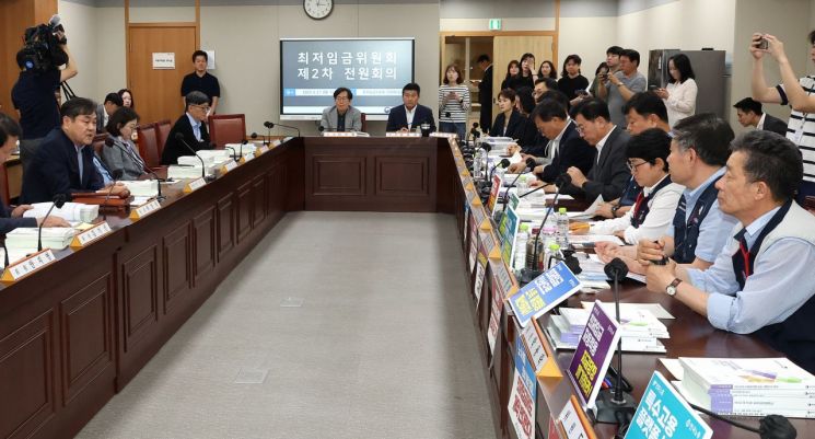 "최저임금 확대 적용 논의 진척 어려워…실태 조사해 내년 논의"