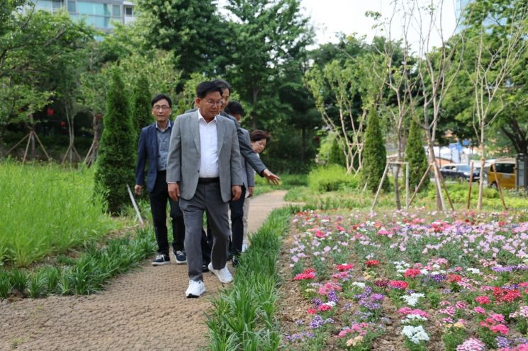 "꽃 구경하면서 쉬어가세요"...마포구 상암동 야생화정원 개장