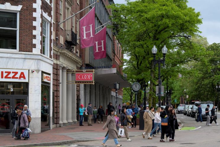 트럼프, 하버드와 남은 정부 계약 전부 해지…1370억 규모