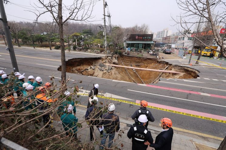 지난 3월 강동구 대명초등학교 도로에서 발생한 대형 땅꺼짐 현장의 모습. 연합뉴스