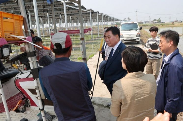 김산 무안군수, 영광 영농형 태양광발전단지 방문
