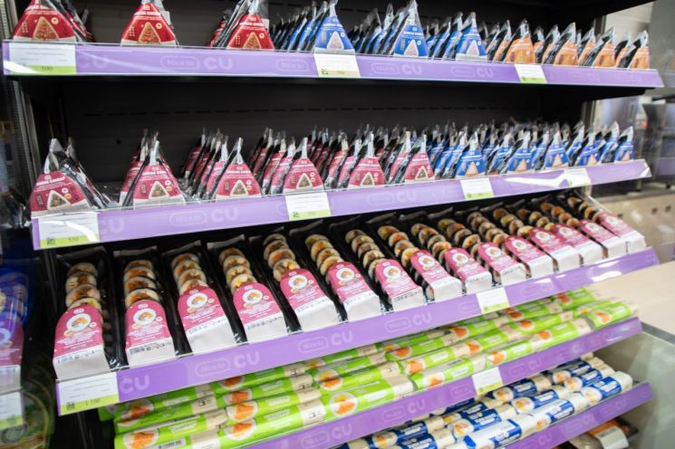 Crowds Flock for Tuna Mayo Gimbap and Instant Ramen... This Country's Convenience Store Sales 86% Higher Than Korea's