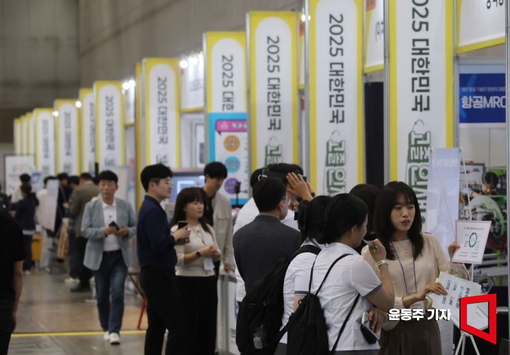 28일 경기도 고양시 킨텍스에서 열린 '2025 대한민국 고졸인재 채용엑스포'에서 학생들이 면접을 보고 있다. 2025.05.28 윤동주 기자