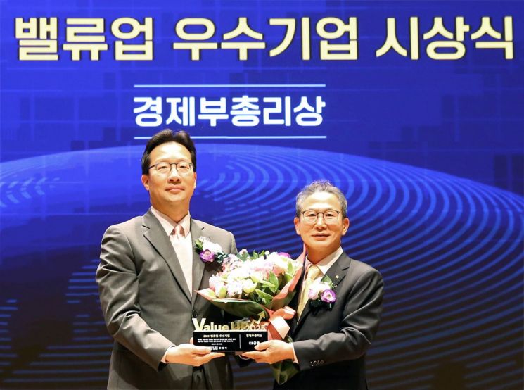KB금융, 밸류업 최고 우수기업 선정…'경제부총리상' 수상