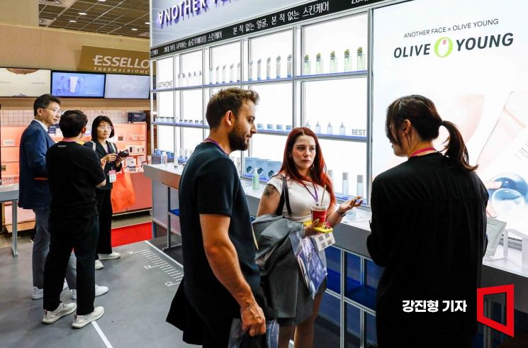 지난 5월 서울국제화장품미용산업박람회 및 국제건강산업박람회를 찾은 외국인 관광객의 모습. 기사와는 무관. 아시아경제DB