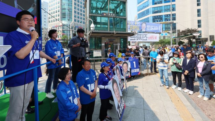 박찬대 더불어민주당 상임총괄선거대책위원장이 27일 서울 종로구 동묘앞역에서 이재명 후보의 지지를 호소하고 있다. 연합뉴스