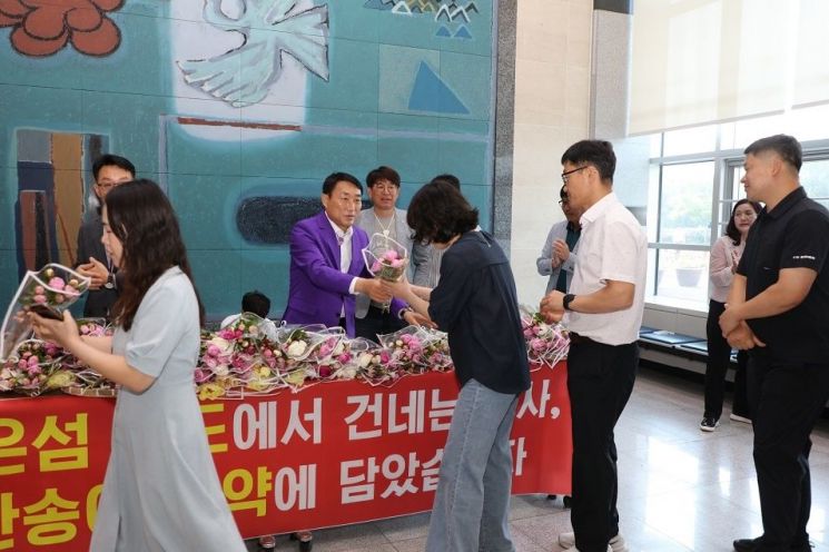 신안군수 권한대행 김대인 부군수가 직원들에게 꽃을 나눠주고 있다. 신안군 제공