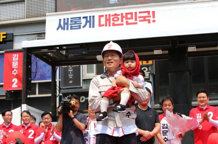 [포토] 표심 잡기 나선 김문수 후보, 창원 상남분수광장 방문