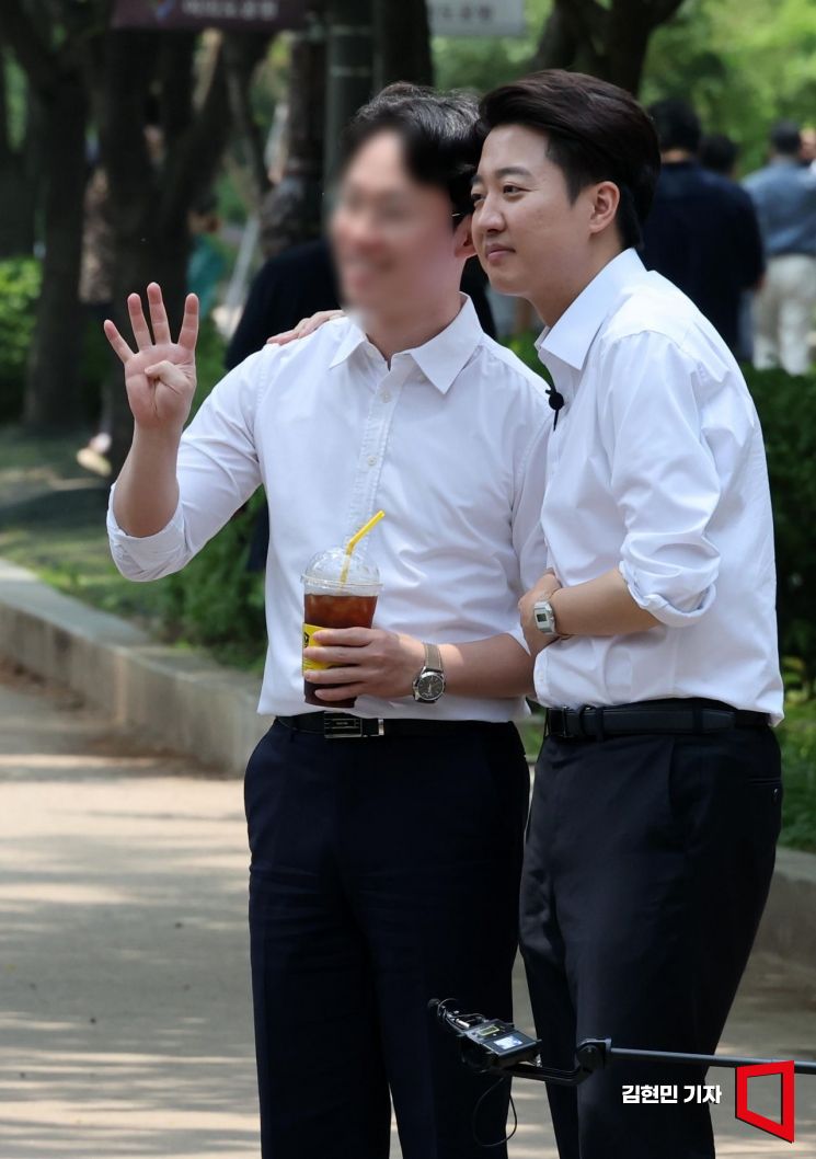 [포토] 여의도 직장인과 사진 찍는 이준석