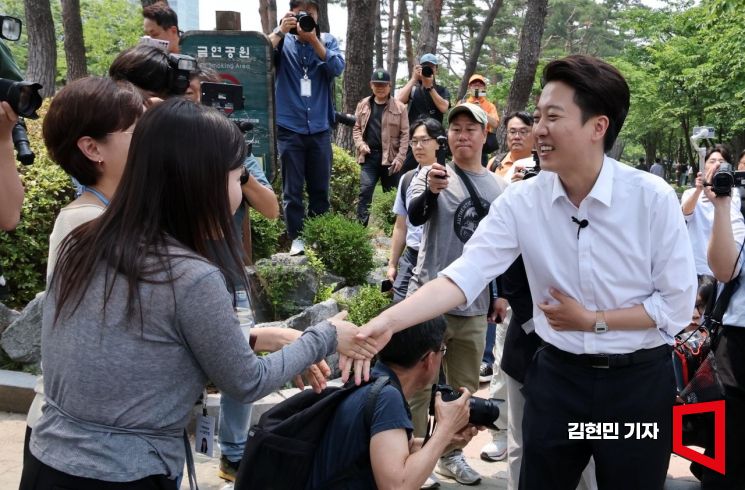 [포토] 여의도 직장인들에게 지지 호소하는 이준석