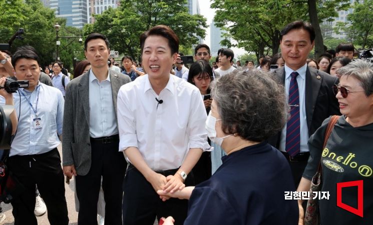 [포토] 여의도공원 유세 나선 이준석