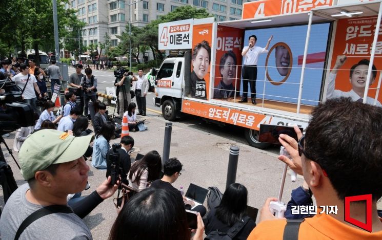 이준석 TV토론 발언 사과…"불편한 국민께 사과"