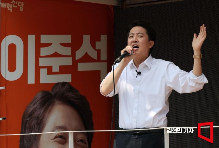 이준석 개혁신당 대선 후보가 28일 서울 여의도공원에서 시민들을 향해 지지를 호소하고 있다. 2025.5.28 김현민 기자