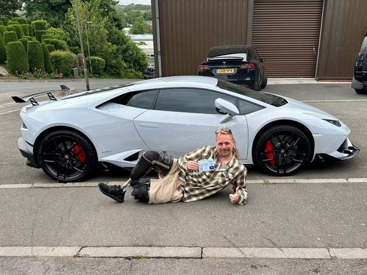 "장애인구역 막은 3억대 람보르기니" 비난폭주…차주 등장에 '대반전'