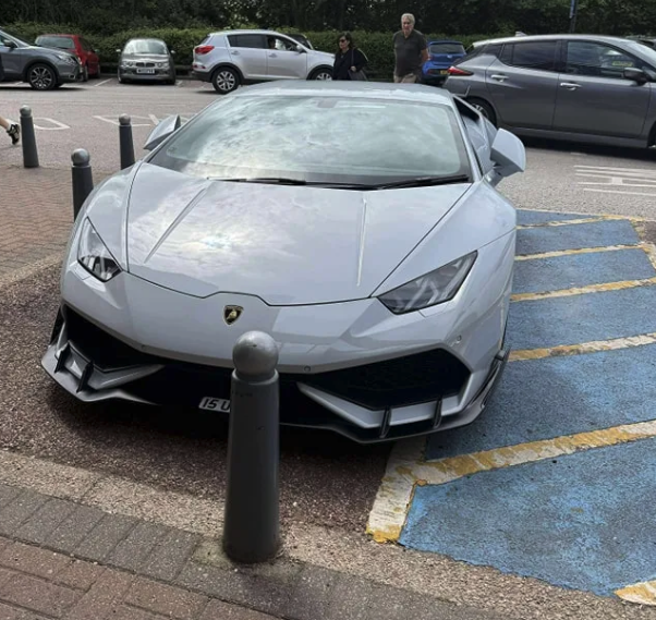 "장애인구역 막은 3억대 람보르기니" 비난폭주…차주 등장에 '대반전'