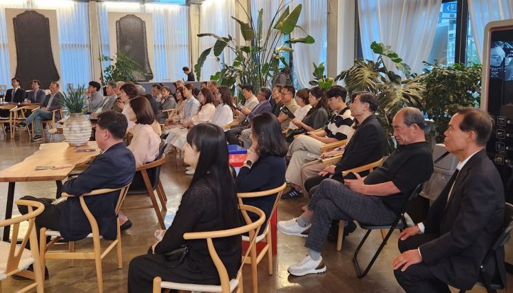 27일 오후 7시 30분 진행된 하우스 콘서트에 참석한 관객들이 아름다운 선율에 빠져들고 있다. 김우관 기자