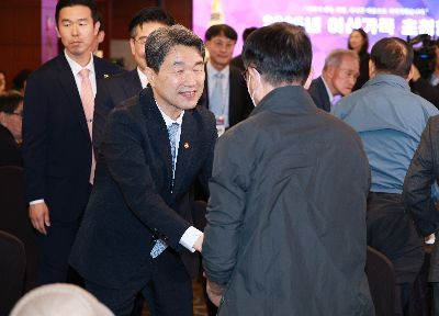 이산가족 만난 李대행 "통일·민족 포기하지 않을 것"
