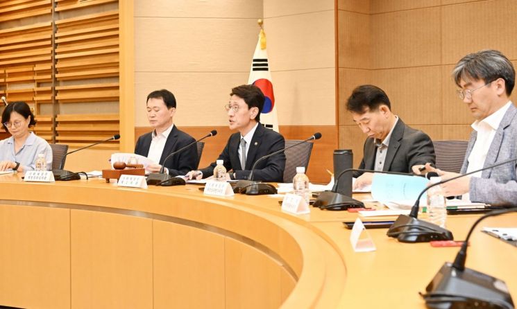 김윤상 기획재정부 2차관이 28일 서울 서초구 서울지방조달청에서 열린 '제1차 부담금운용심의위원회'를 주재하며 모두발언을 하고 있다. 기재부