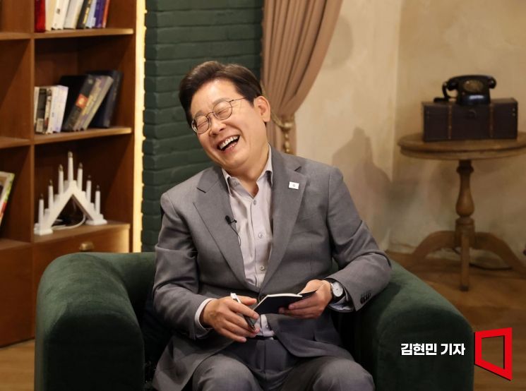 이재명 더불어민주당 대선후보가 28일 서울 신사동 가로수길 미드타운 스튜디오에서 ＜K-이니셔TV＞ '1400만 개미와 한배 탔어요' 유튜브 라이브를 윤태준 소액주주행동 플랫폼액트 소장, 이소영 의원과 함께 하며 환하게 웃고 있다. 김현민 기자