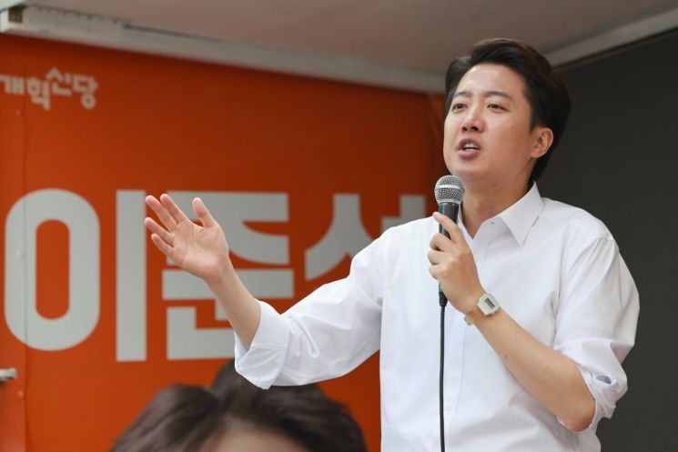 유세하는 개혁신당 이준석 후보 (서울=연합뉴스) 신현우 기자 = 개혁신당 이준석 대선 후보가 28일 서울 강남역 일대에서 지지를 호소하고 있다. 2025.5.28 nowwego@yna.co.kr(끝)<저작권자(c) 연합뉴스, 무단 전재-재배포, AI 학습 및 활용 금지>