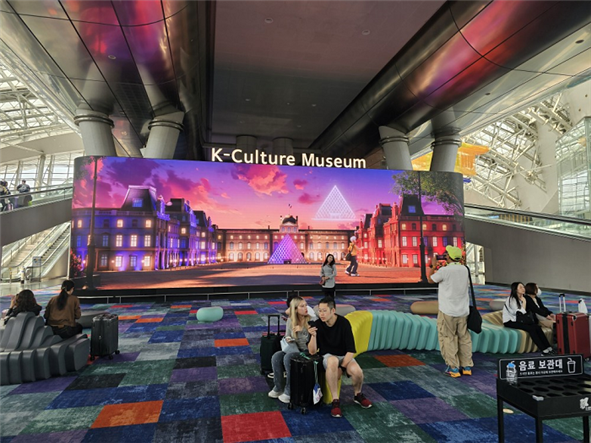 미디어파사드에서 상영하는 '실재의 충돌' 한 장면