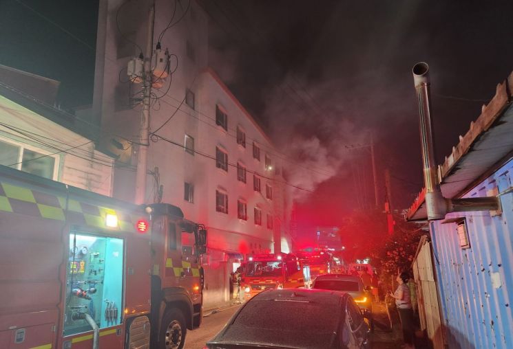 충남 서산 모텔서 화재…1명 사망·17명 부상