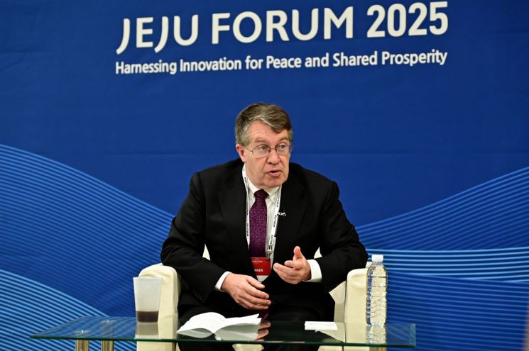 스콧 스나이더 한미경제연구소(KEI) 소장이 28일 제주국제컨벤션센터에서 언론과 인터뷰를 갖고 있다. 제주포럼 사무국