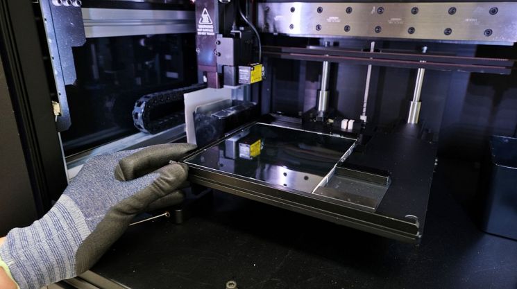 삼성전자서비스 엔지니어가 전문 장비를 활용해 스마트폰 디스플레이 단품 수리를 하는 모습. 삼성전자서비스