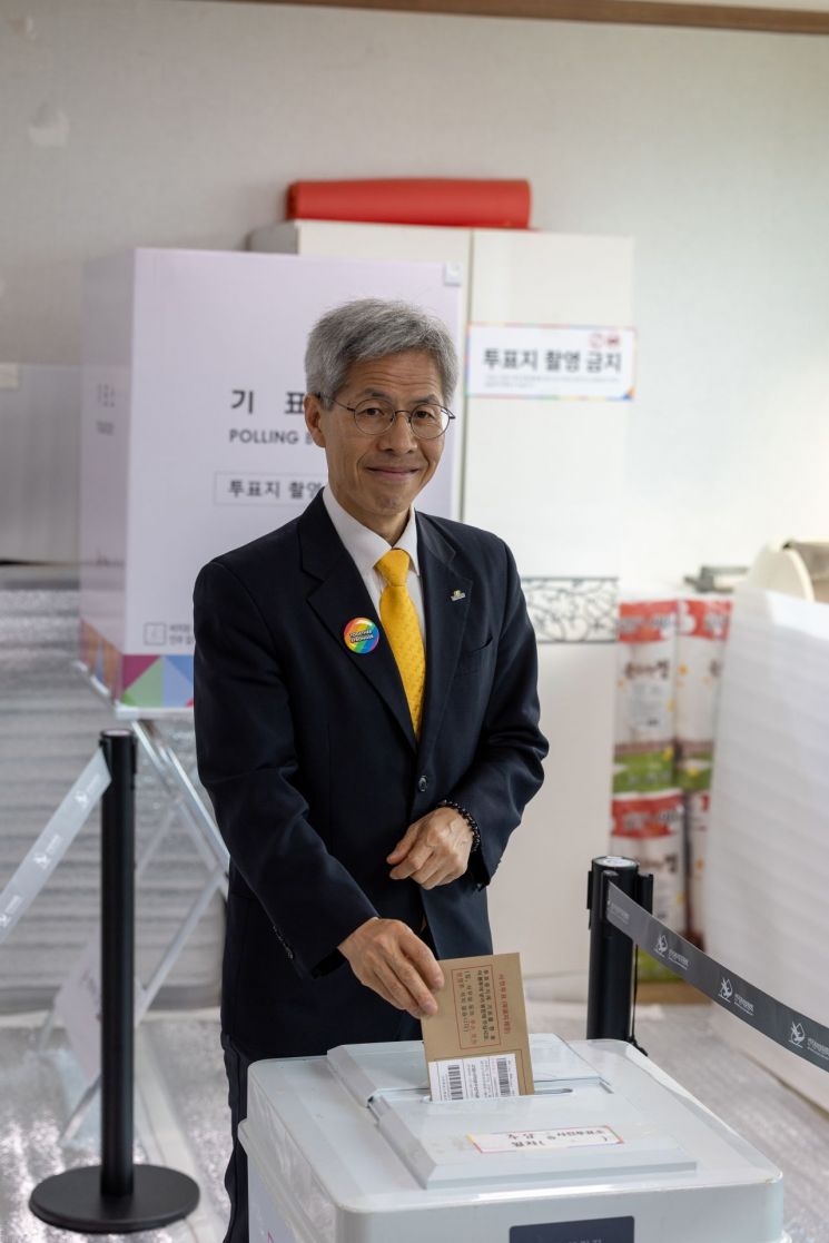 권영국 민주노동당 대선 후보가 29일 전남 여수시 주암마을회관에서 제21대 대통령선거 사전투표를 하고 있다. 민주노동당 제공