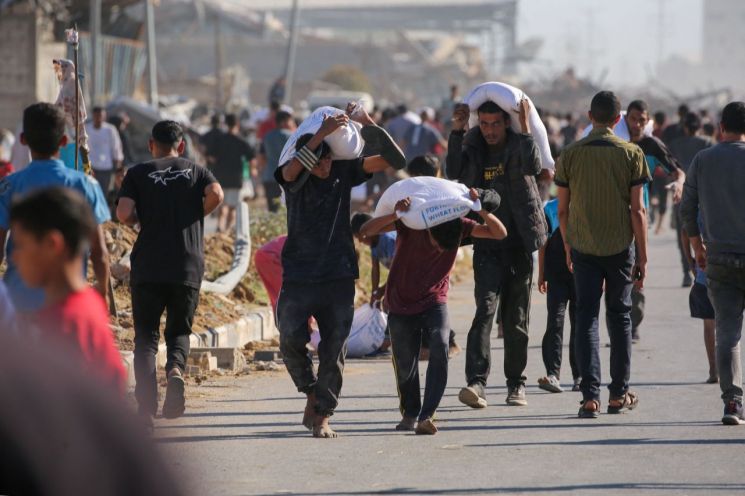 구호품 받으러 구름 인파 몰렸는데…이스라엘군 총격에 47명 부상