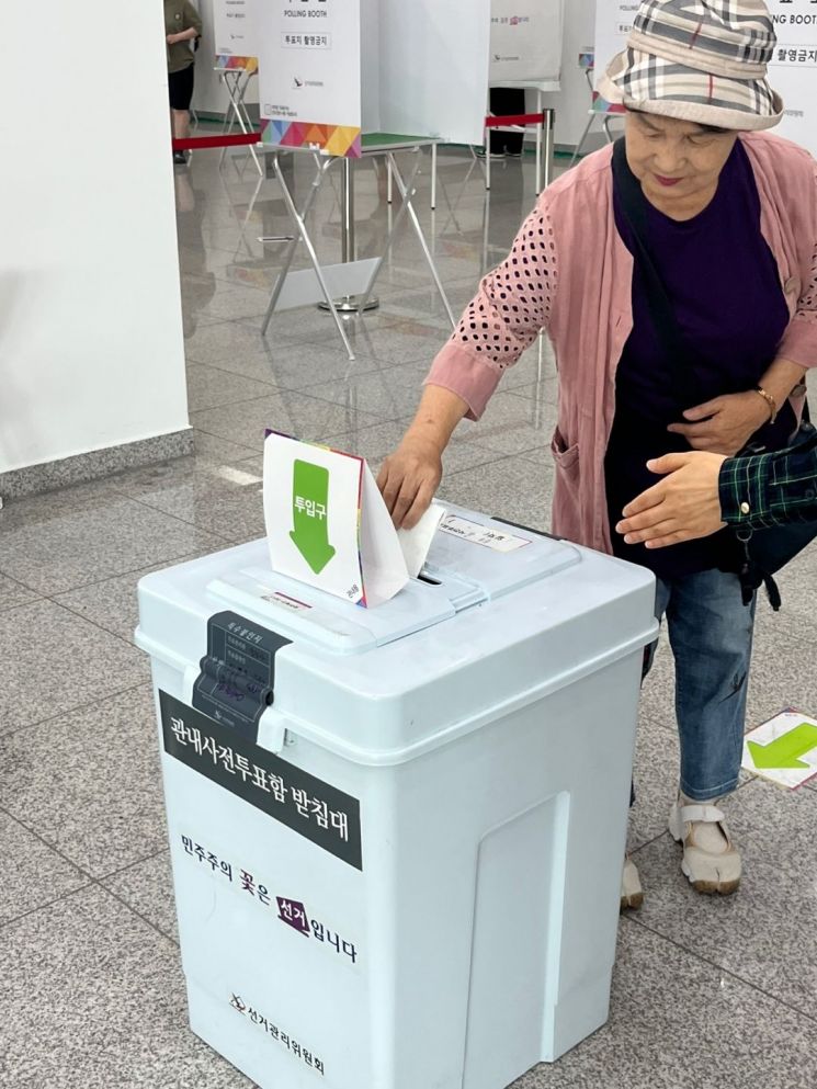 투표를 마친 유권자가 기표용지를 투표함에 넣고 있다. 송보현 기자