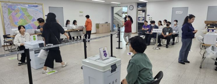 [포토] “한 표 행사”…광주 농성1동 사전투표소
