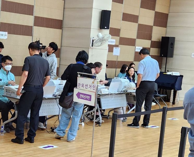 [르포]"상식 통하는 대통령 원해"…사전투표로 하루 시작