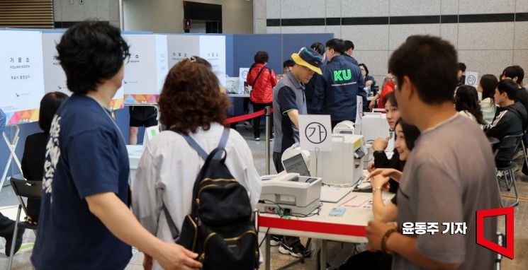 [포토] 사전투표 첫날, 북적이는 투표소