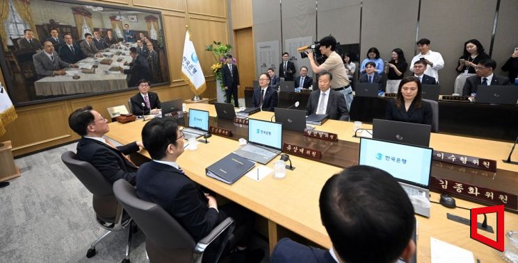 이창용 한국은행 총재가 지난달 29일 서울 중구 한국은행에서 금융통화위원회를 주재하고 있다. 사진공동취재단