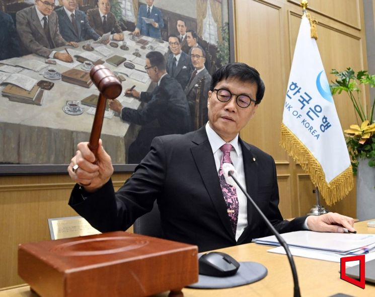 이창용 한국은행 총재가 29일 서울 중구 한은 본관에서 열린 금융통화위원회 본회의에서 의사봉을 두드리며 개회 선언을 하고 있다. 사진공동취재단