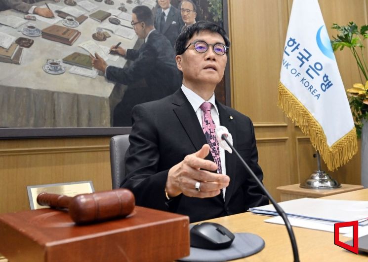 'R' Fear Looms Over Korean Economy... Bank of Korea Slashes Growth Forecast to 0.8% and Cuts Interest Rate (Comprehensive)