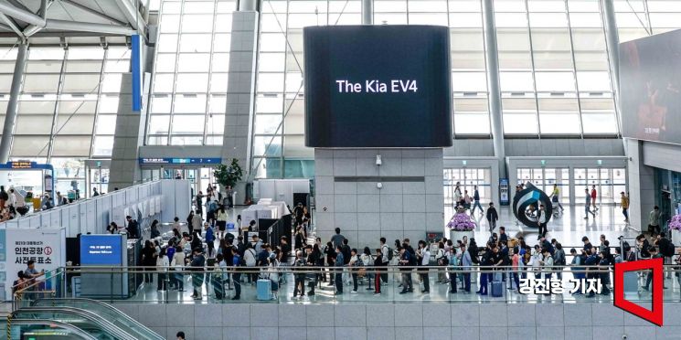 [포토] 인천공항 사전투표소서 투표 나선 여행객들