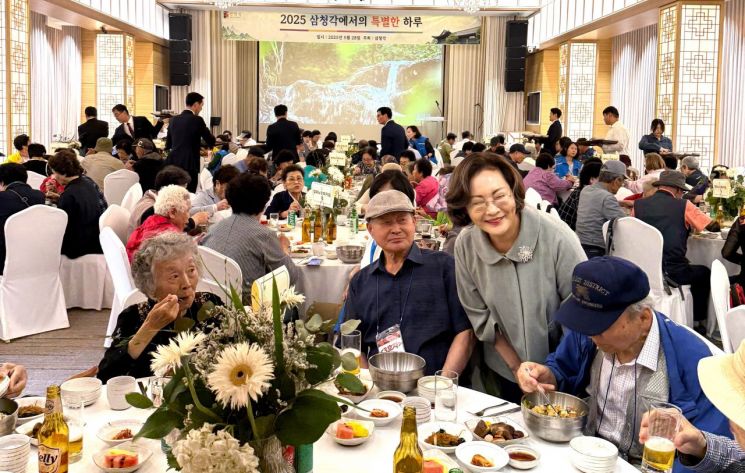 박희영 용산구청장이 저소득 독거어르신을 위한 효도잔치 ‘삼청각에서의 특별한 하루’에서 어르신들과 소통하고 있다. 용산구 제공.