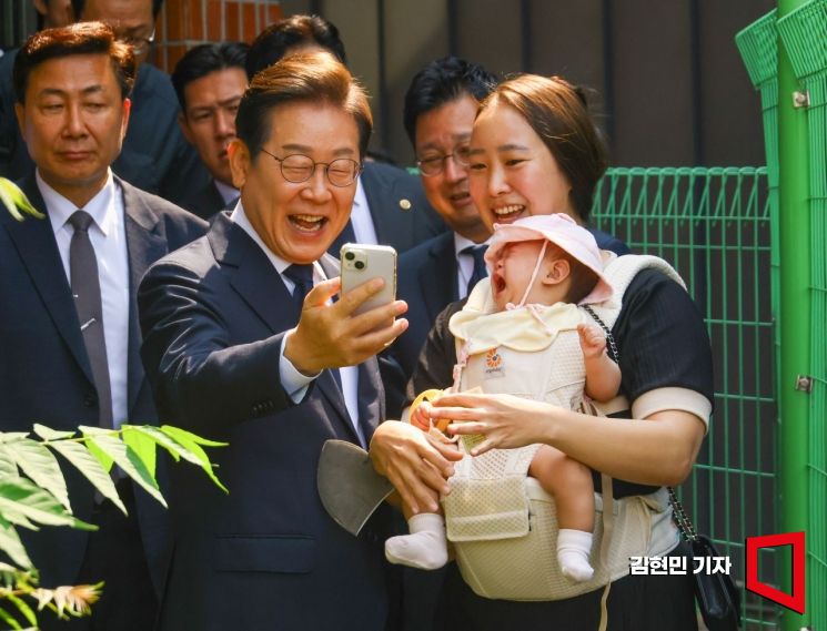 이재명 더불어민주당 대선 후보가 29일 서울 서대문구 신촌동 주민센터 사전투표소에서 시민과 셀카를 찍고 있다. 2025.5.29 김현민 기자