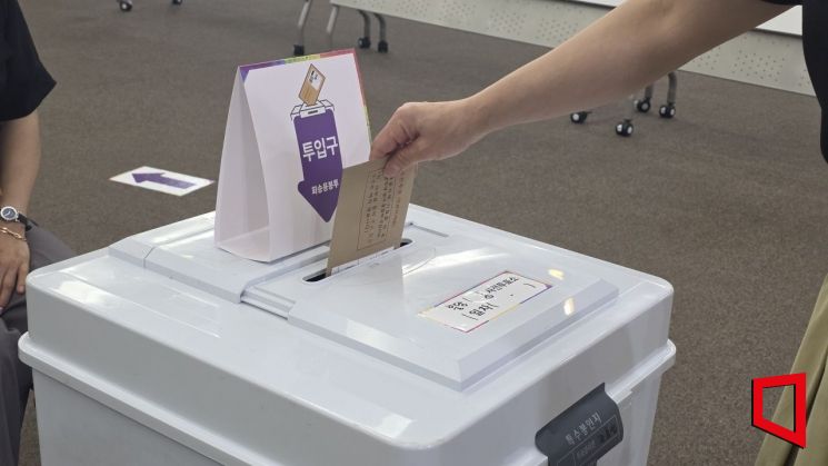 "민생 안정 대통령 나왔으면~"…충남 사전투표장에 시민 발길