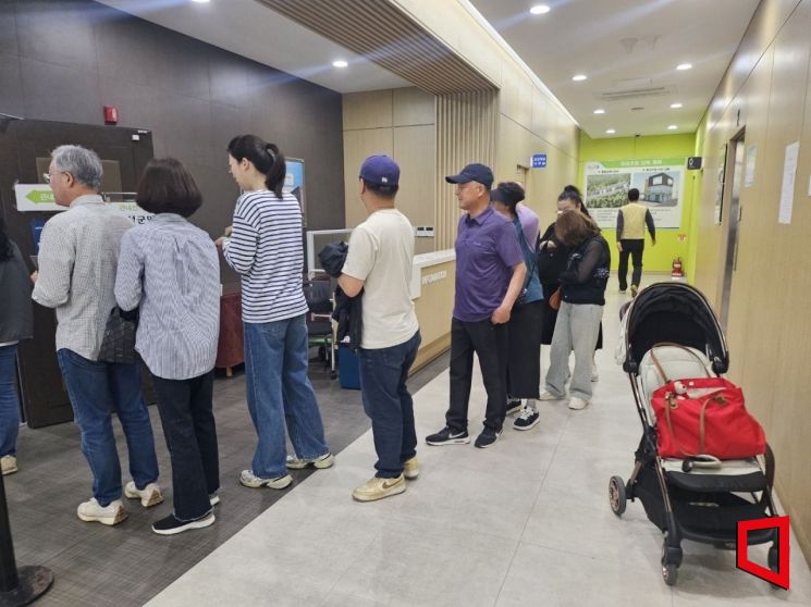 "민생 안정 대통령 나왔으면~"…충남 사전투표장에 시민 발길