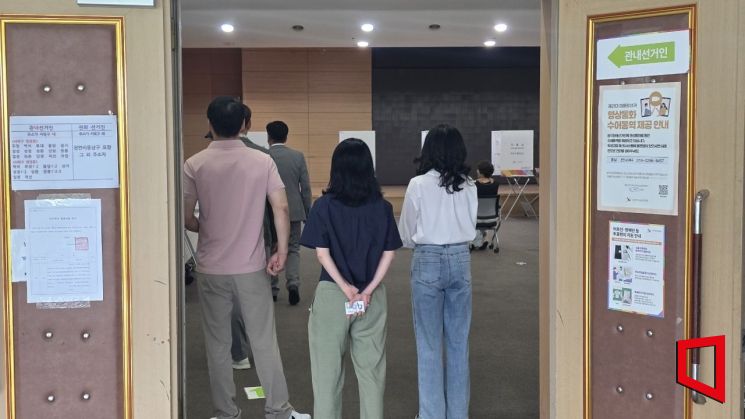 "민생 안정 대통령 나왔으면~"…충남 사전투표장에 시민 발길