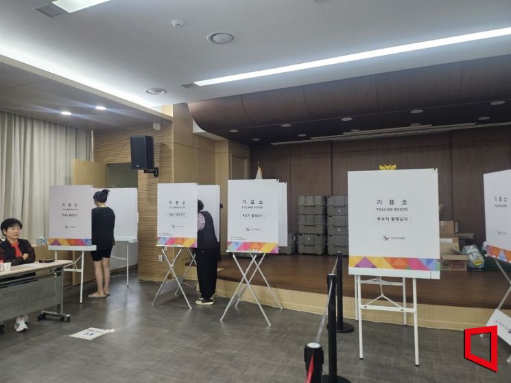 "민생 안정 대통령 나왔으면~"…충남 사전투표장에 시민 발길