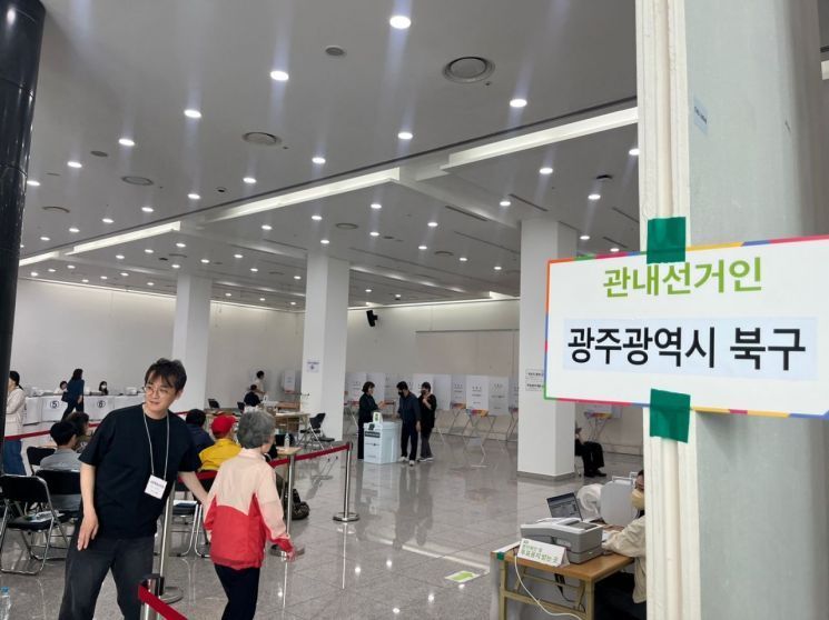 광주 사전투표율 8.83%(오전 10시 기준)…전남·전북 이어 전국 3위