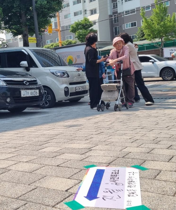 제21대 대통령 선거 사전투표 첫날인 29일 오전 광주 남구 진월동행정복지센터에 김인순(101) 할머니가 며느리 이명자(68)씨의 부축을 받으며 투표소로 입장하고 있다. 민찬기 기자