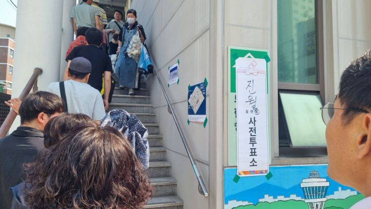 제21대 대통령 선거 사전투표 첫날인 29일 오전 광주 남구 진월동행정복지센터에 유권자들의 발길이 이어지고 있다. 민찬기 기자