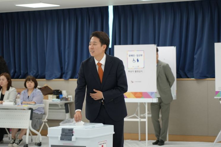 이준석 개혁신당 대통령 후보는 제21대 대통령선거 사전투표 첫날인 29일 오전 경기 화성시 동탄9동 행정복지센터에서 투표하고 있다. (사진=개혁신당 제공)