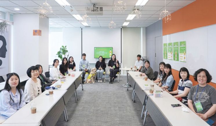SK행복나눔재단이 28일 개최한 ‘시각장애 아동 부모와 함께하는 토크콘서트 모습.