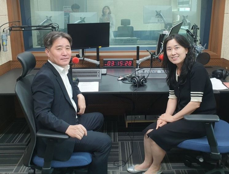 부산지방보훈청 이남일 청장이 6월 '호국보훈의 달'을 맞아 부산교통방송과 공동으로 나라사랑 캠페인 녹음을 진행하고 있다.